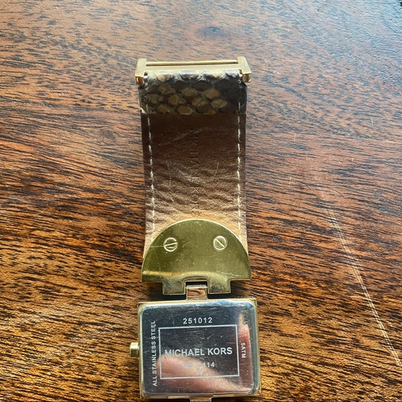 Micheal Kors snake print watch with gold clasps - Picture 6 of 7